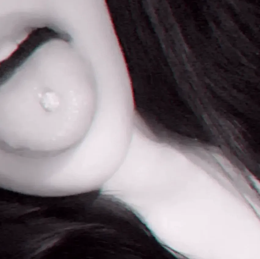 Mia, 25