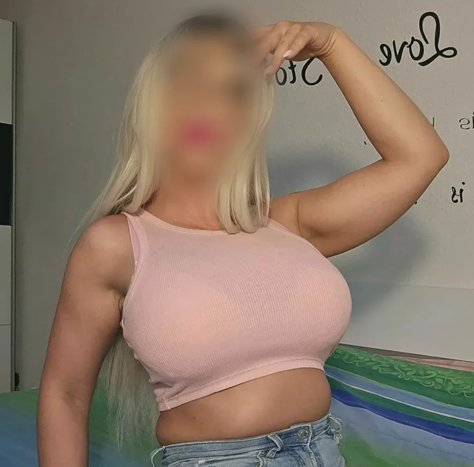 Rebecca, 28